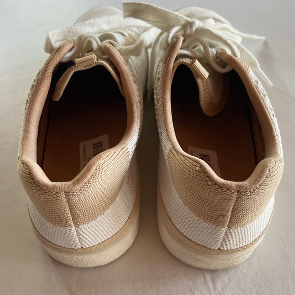 Vionic women’s sneaker - Picture 2 of 6